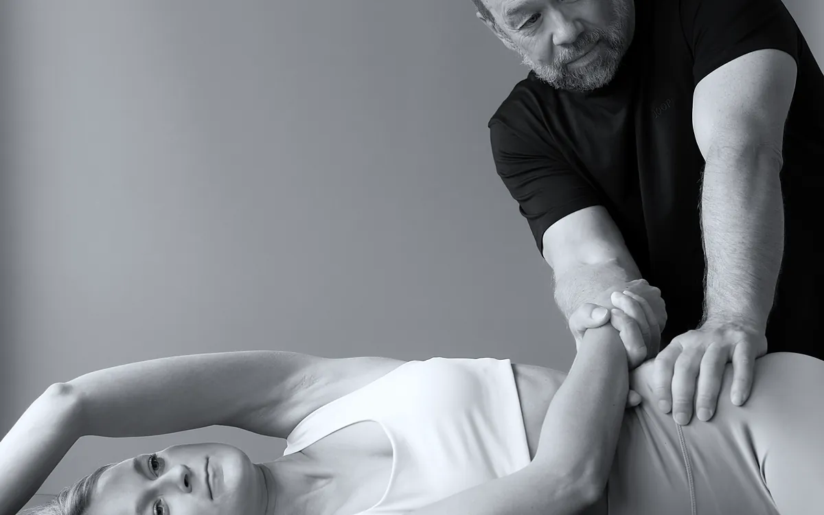 FDM-Behandlung am Arm einer Patientin in Rückenlage